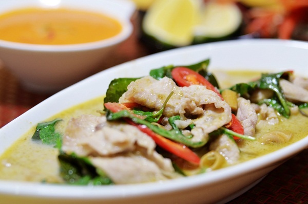 【泰凯食堂】绿咖哩椰汁鸡\/猪 合购 : 徵2000免